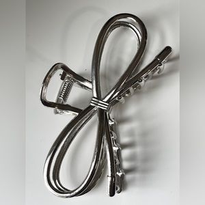 Metal bow tie hair clip